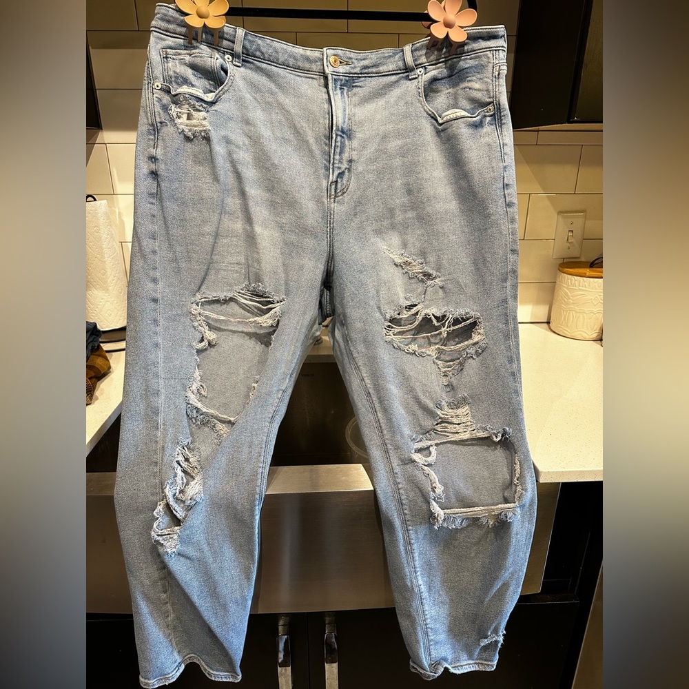 American Eagle Mom Jeans. Regular length